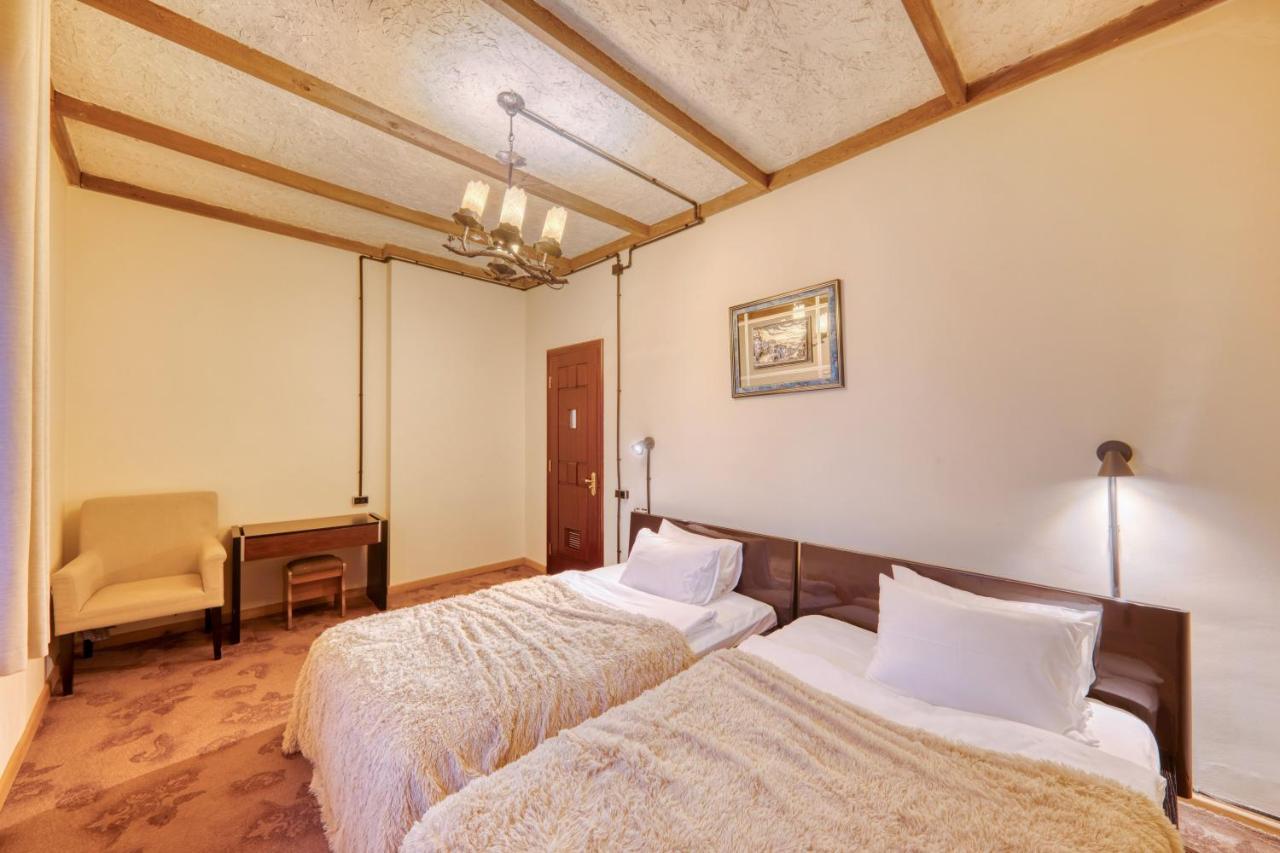 Alpine Castle Hotel ディリジャン エクステリア 写真